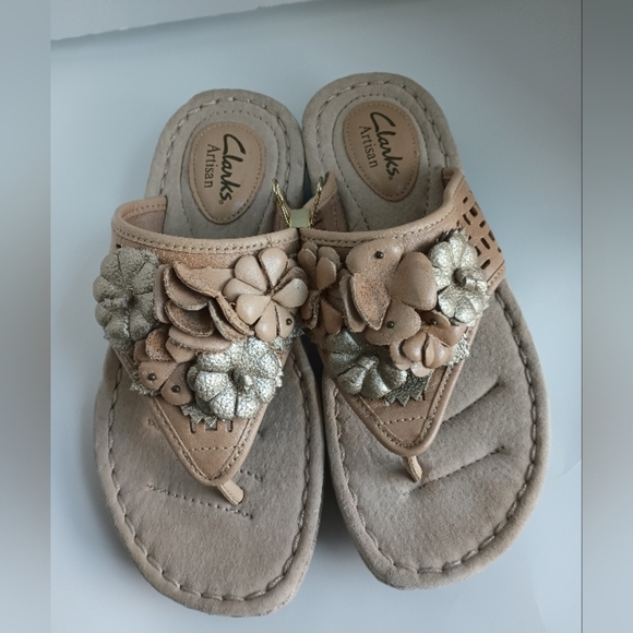 Clarks Artisan Womans 5.5 Floral Thong Sandal Leather Pink Silver Cushioned - Picture 8 of 8